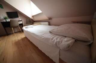 Проживание в семье Mansarda Noclegi Вжесня Двухместный номер с 2 отдельными кроватями и ванной комнатой-6
