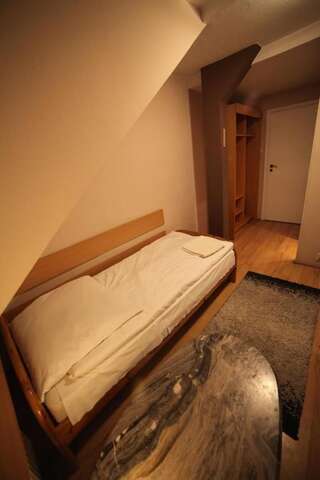 Проживание в семье Mansarda Noclegi Вжесня Двухместный номер с 2 отдельными кроватями и ванной комнатой-10