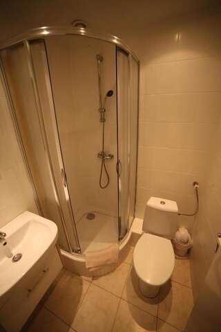 Проживание в семье Mansarda Noclegi Вжесня Двухместный номер с 2 отдельными кроватями и ванной комнатой-12