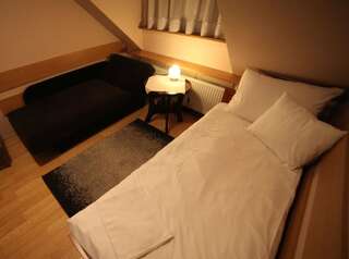 Проживание в семье Mansarda Noclegi Вжесня Двухместный номер с 2 отдельными кроватями и ванной комнатой-1